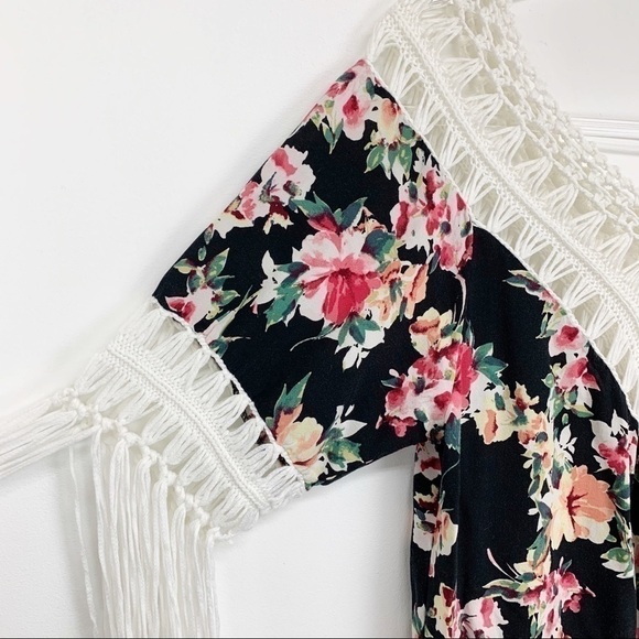 LOVE J Crochet and Fringe Top Size Medium - Picture 6 of 8